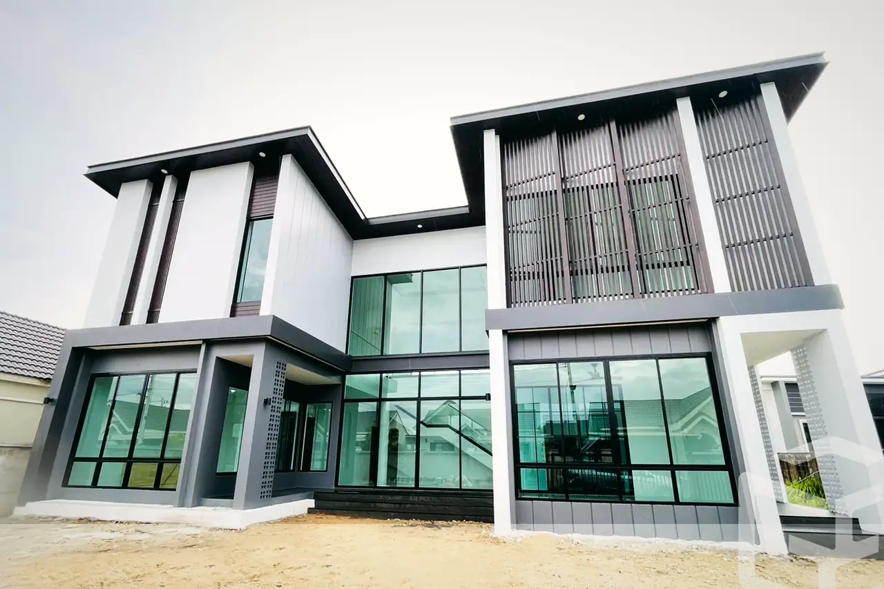 Two-storey modern with timber screen
