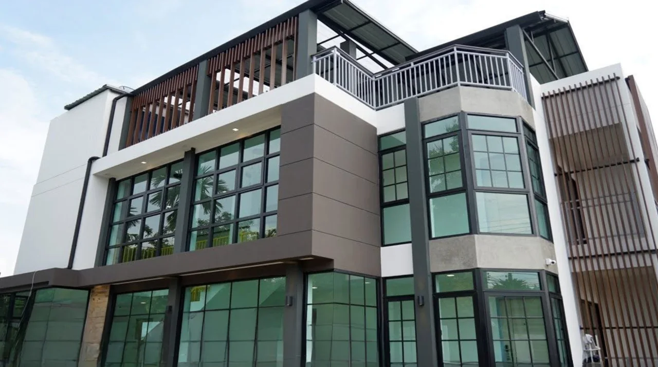 บ้านโมเดิร์นสามชั้น ระแนงไม้